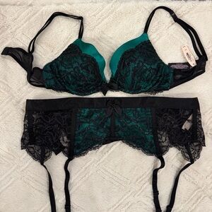 Victoria’s Secret - Elegant Lace Lingerie Set in Black and Green